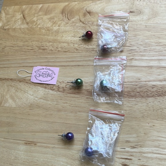 Garold C. Miller 12 Pairs Pierce Stud Earrings (friends collection) - Picture 5 of 5